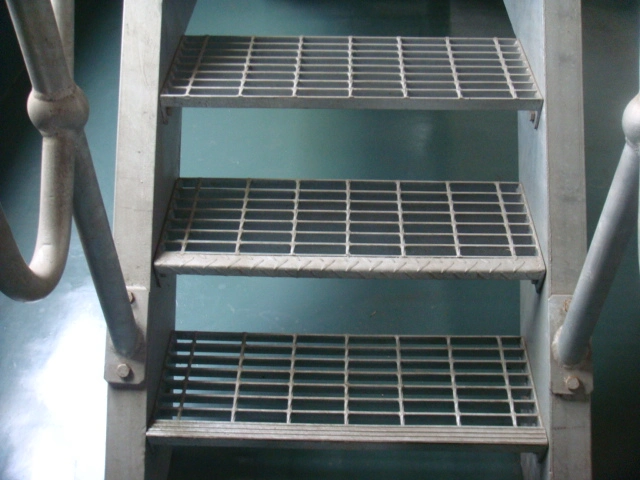 Galvanized Anti Slip Serrated Teel Grating T4 Stair Tread for Staircase